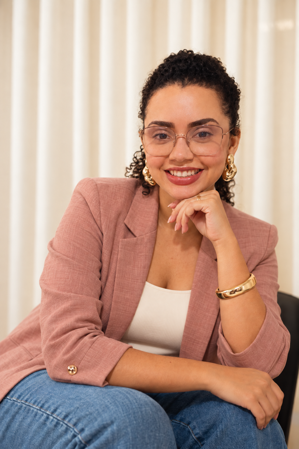 Talita Neves, de blazer rosa